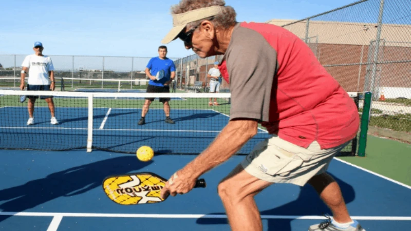 Tìm hiểu về kiểu cầm vợt Penhold trong Pickleball